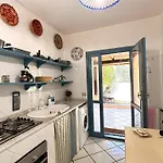 Blue Shutters By The Beach, Access To Private בית נופש פולה