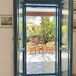 Dom wakacyjny Blue Shutters By The Beach, Access To Private *