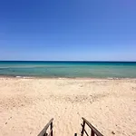 Blue Shutters By The Beach, Access To Private Dom wakacyjny