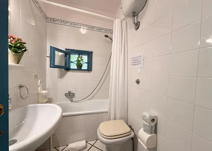 Дом отдыха Blue Shutters By The Beach, Access To Private Пула